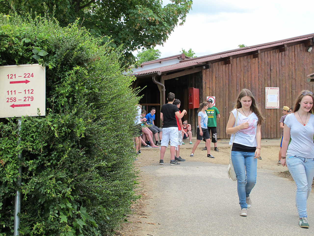 11 ...und beziehen dei Baracken